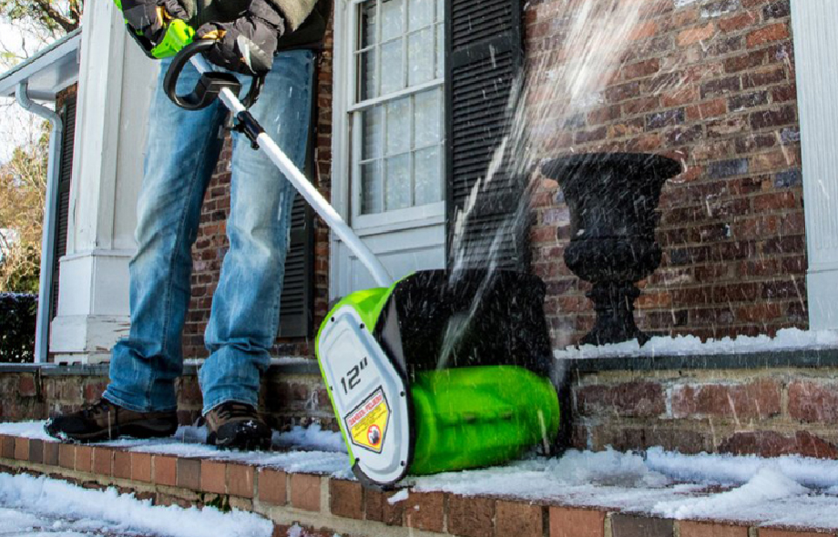 При необходимости регулярно расчищать узкие дорожки стоит присмотреться к аккумуляторным снегоуборочным лопатам