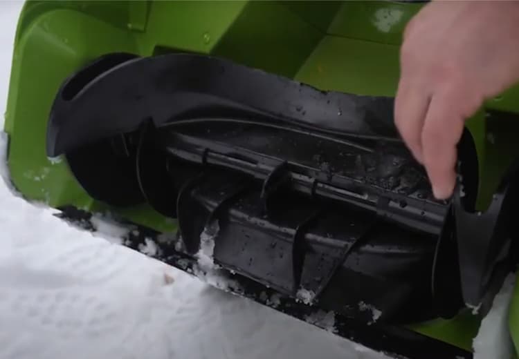 Проверка шнека у снегоуборщика Greenworks