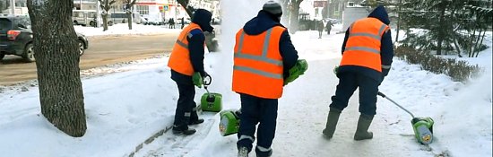 В Уфе убирают улицы аккумуляторными лопатами Greenworks
